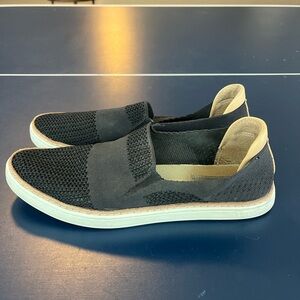 Women’s Ugg shoe sz 9